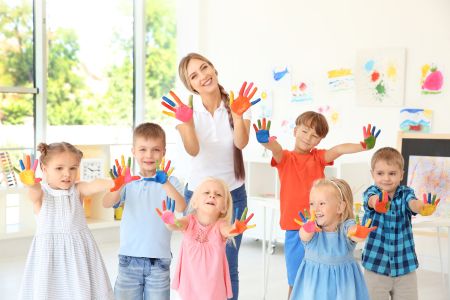 Wycieczki dla przedszkolaków 2025 – sprawdzone pomysły na wakacyjne wyjazdy. Na zdjęciu: zajęcia plastyczne na wycieczce przedszkolnej