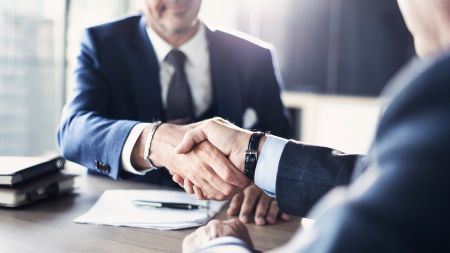 Zatrudnienie w przedszkolu bez kwalifikacji – zasady i wymogi. Na zdjęciu zatrudnianie nauczyciela